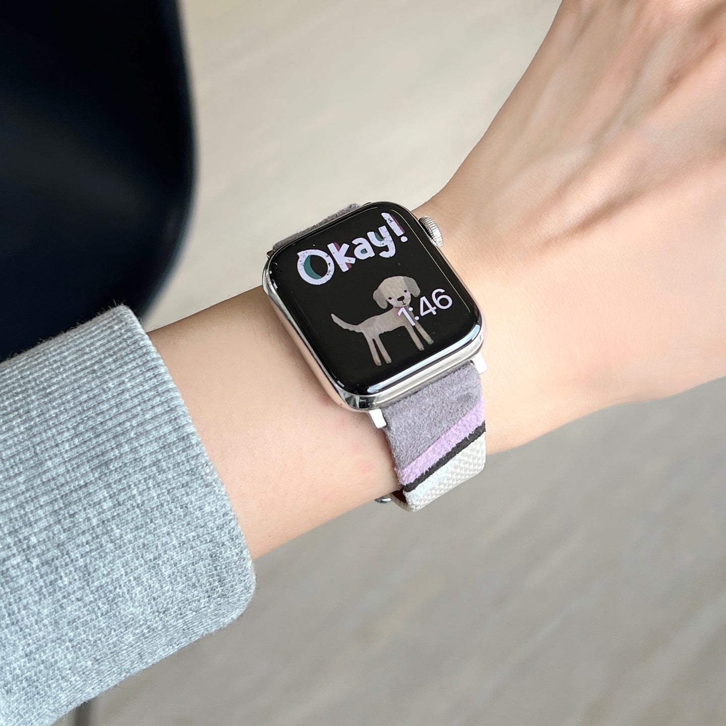 Bracelet Apple Watch en toile tissée lavande avec boucle argentée et intérieur cuir beige doux.