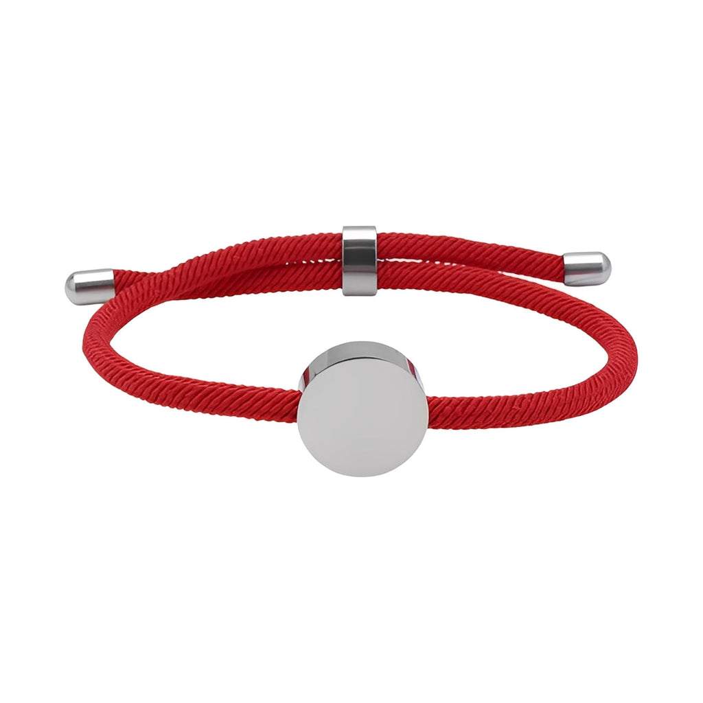 Bracelet cordon rouge ajustable avec médaillon rond en acier inoxydable poli, sans gravure visible.