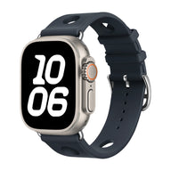 Bracelet Apple Watch silicone bleu marine perforé avec fermoir acier inoxydable, style sportif et respirant.