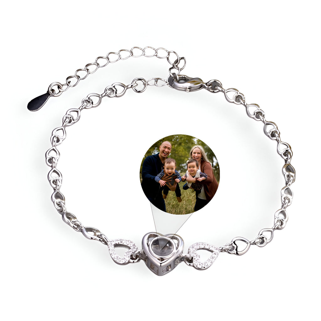 Bracelet en argent sterling avec pendentifs cœurs et médaillon photo personnalisable.