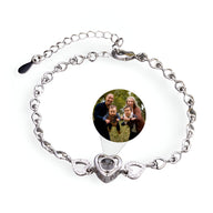 Bracelet en argent sterling avec pendentifs cœurs et médaillon photo personnalisable.