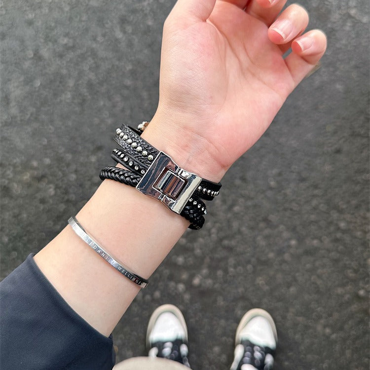 Bracelet Apple Watch simili vegan noir tressé multi-tours avec croix métallique argentée, fermoir carré poli.