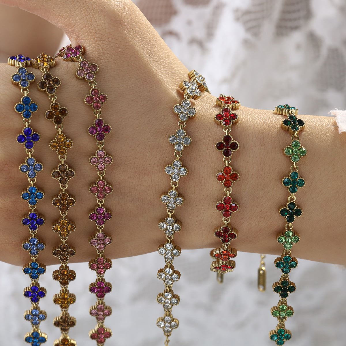 Bracelet en acier inoxydable, motif trèfle orné de cristaux, accessoire féminin ajustable, éclat luxueux, modèle Lisiana