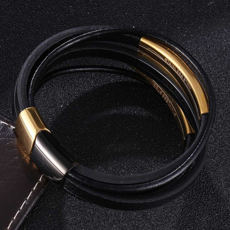 Bracelet homme noir à trois lanières en cuir avec trois plaques en acier doré et fermoir magnétique acier noir.
