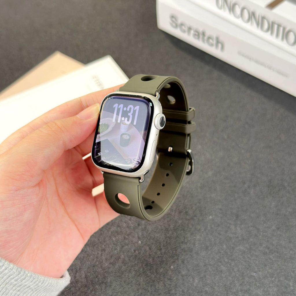 Bracelet Apple Watch silicone vert olive perforé, fermoir acier inoxydable, style sportif et respirant.