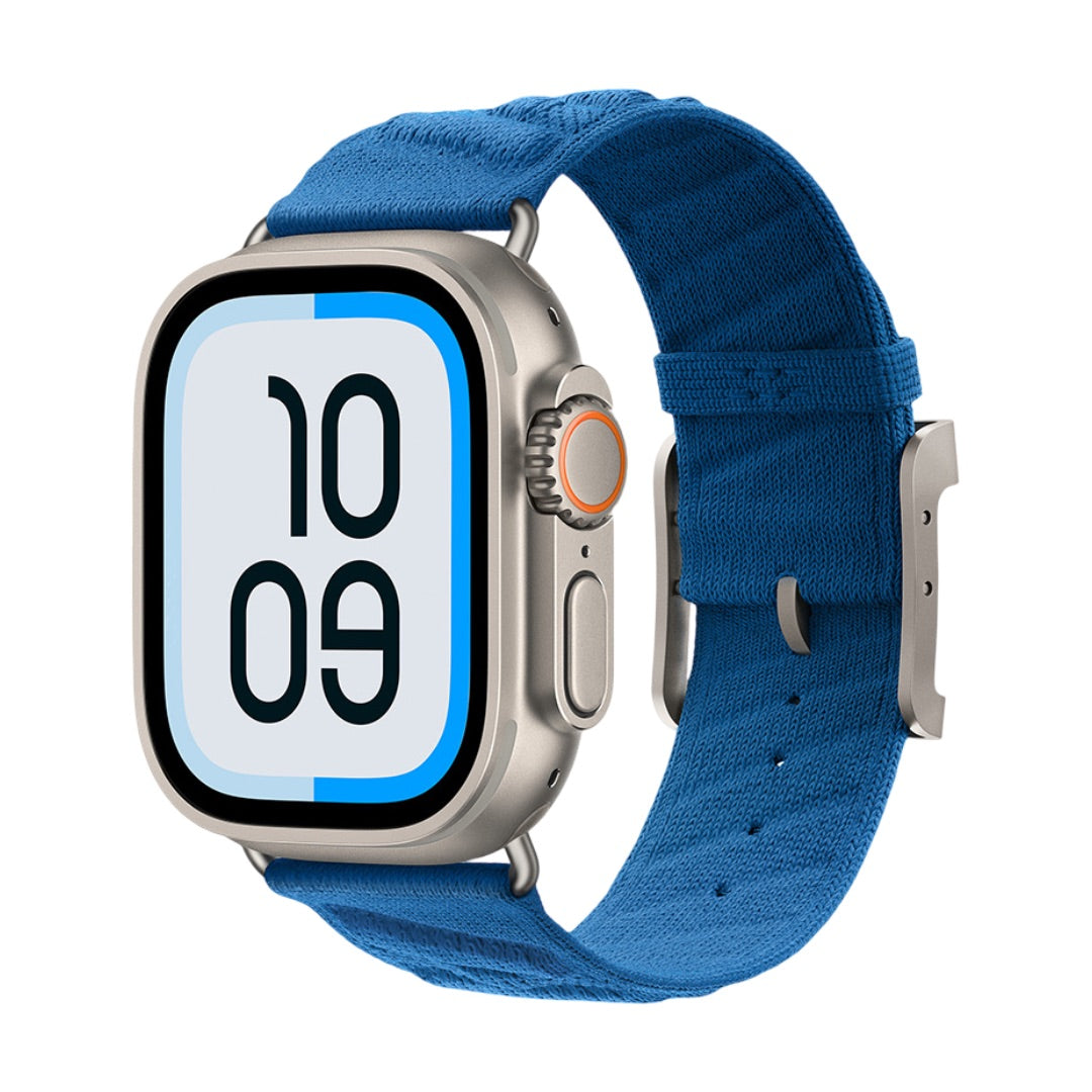 Montre Apple avec bracelet bleu en tissu tressé respirant et boucle métallique argentée.