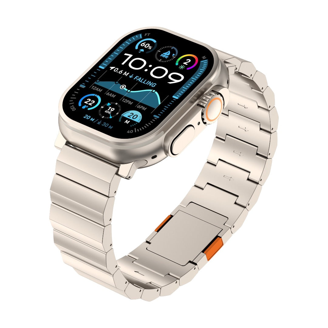 Bracelet en titane gris argenté pour Apple Watch, maillons larges, fermeture magnétique discrète, design moderne élégante.
