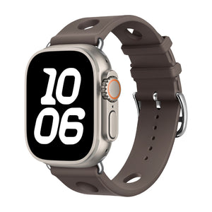 Bracelet Apple Watch en silicone taupe perforé, fermoir en acier inoxydable argenté, style sportif et aéré.