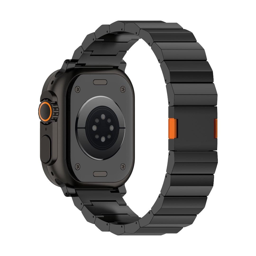 Bracelet Apple Watch en titane noir mat avec maillons larges et fermeture magnétique orange élégante.