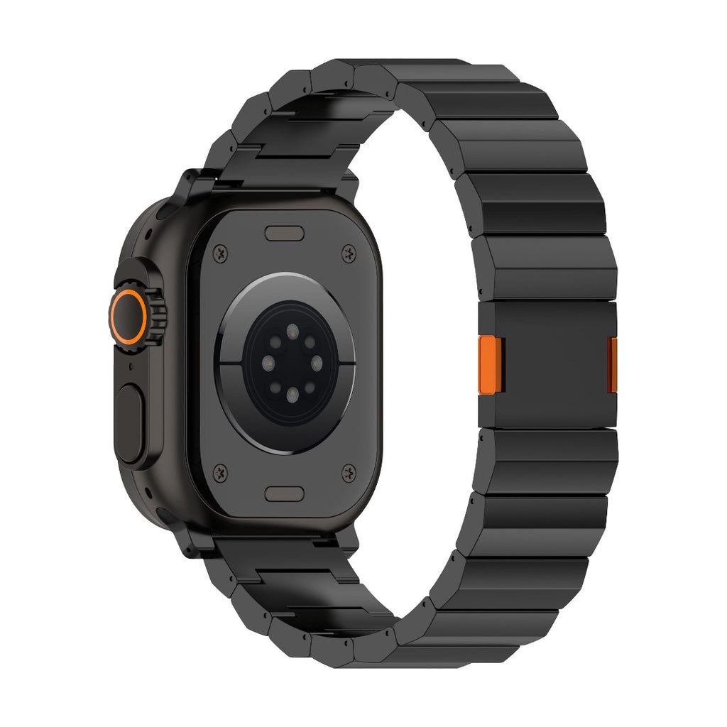 Bracelet Apple Watch en titane noir mat avec maillons larges et fermeture magnétique orange élégante.