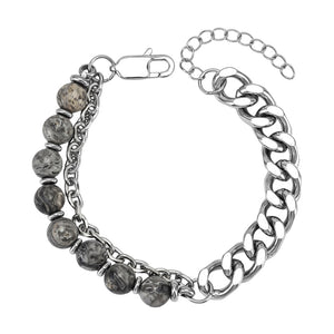 Bracelet homme en acier inoxydable argenté avec chaîne cubaine et perles en pierre naturelle grises, fermoir mousqueton.