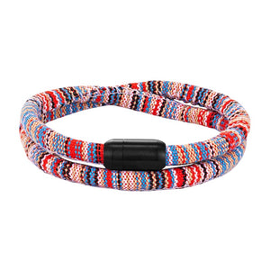 Bracelet cordon double tressé multicolore rouge, bleu et blanc avec fermoir noir mat pour homme.