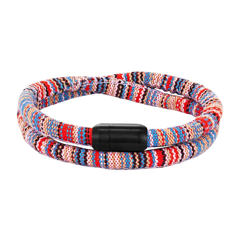 Bracelet cordon double tressé multicolore rouge, bleu et blanc avec fermoir noir mat pour homme.