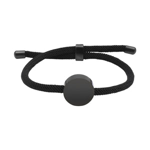 Bracelet cordon noir avec médaillon rond en acier inoxydable poli, style ajustable et minimaliste.