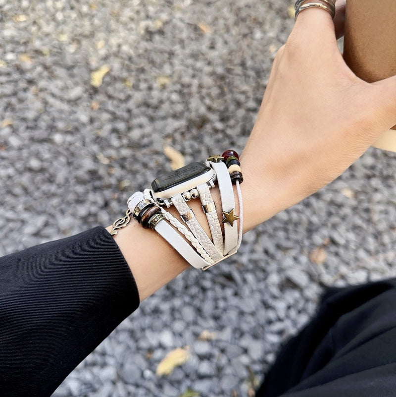 Bracelet Apple Watch blanc cassé en simili vegan tressé avec perles fantaisie noires et pendentif clé de sol argenté,.