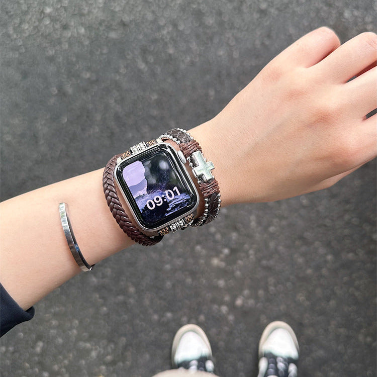 Bracelet Apple Watch tressé en simili cuir vegan noir, multi-tours avec croix métallique argentée, style moderne et.