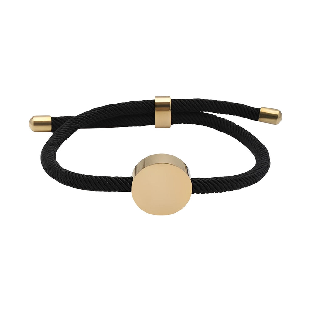 Bracelet cordon noir avec médaillon rond en acier inoxydable doré et détails dorés.
