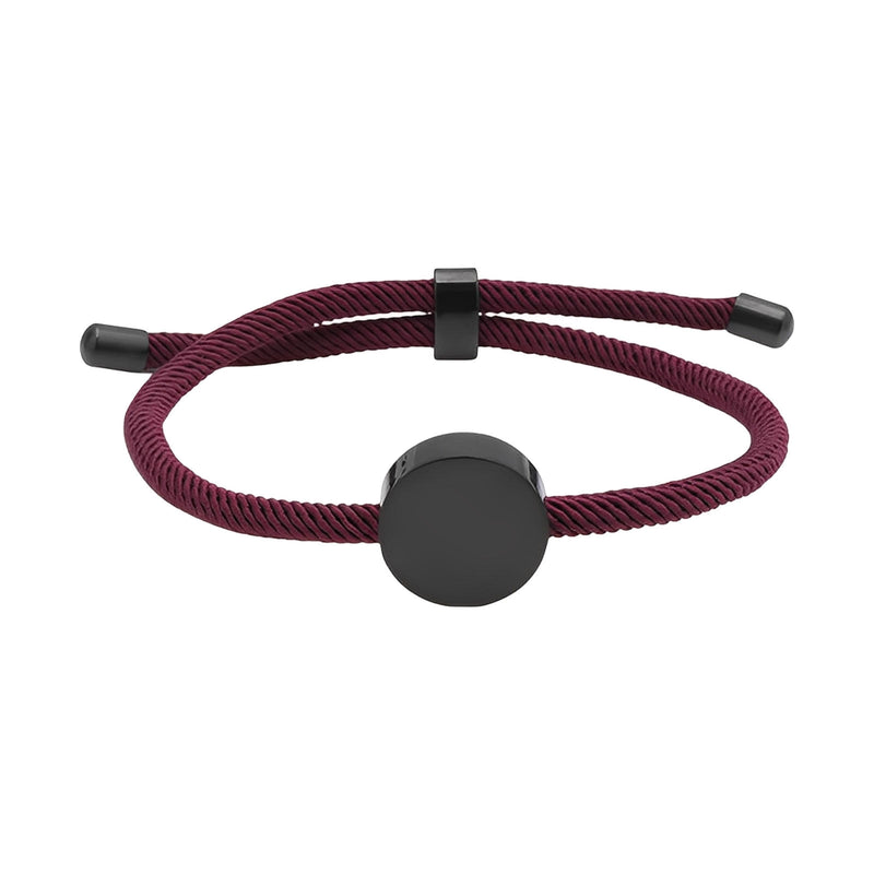 Bracelet cordon bordeaux avec médaillon rond en acier inoxydable noir finition lisse.