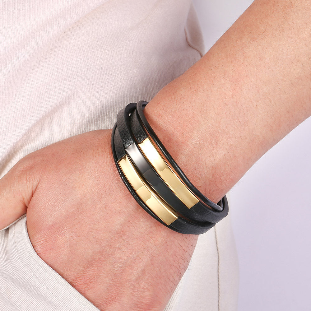 Bracelet homme noir à trois lanières en cuir avec trois plaques métalliques dorées personnalisables et fermoir magnétique.
