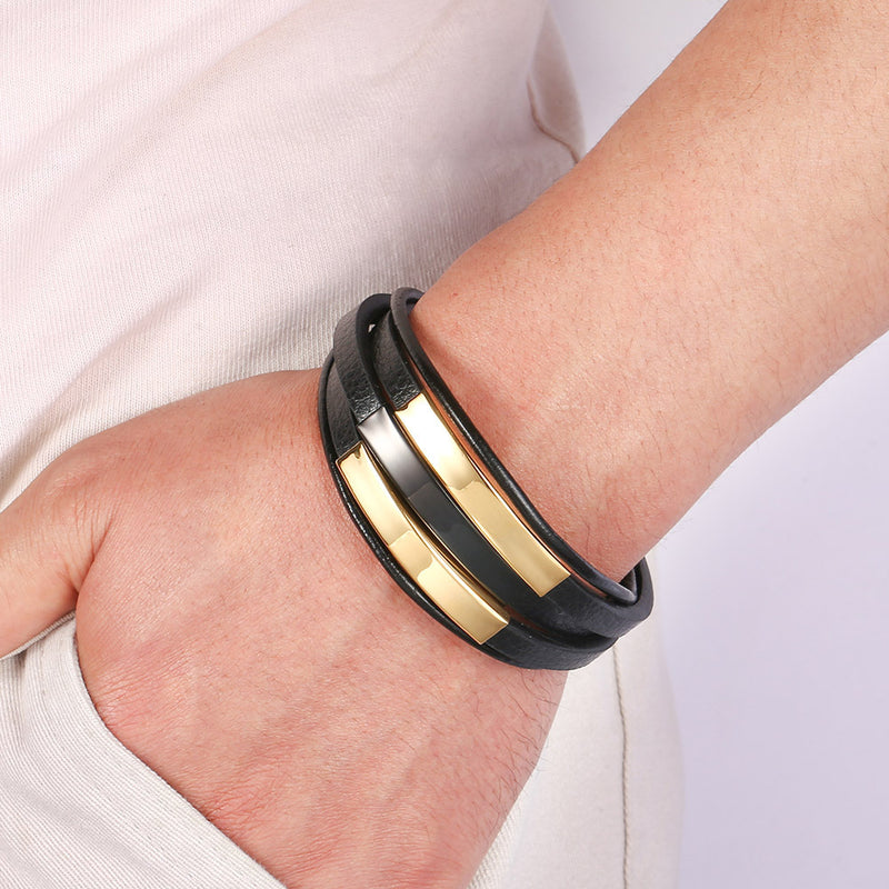 Bracelet homme noir à trois lanières en cuir avec trois plaques métalliques dorées personnalisables et fermoir magnétique.