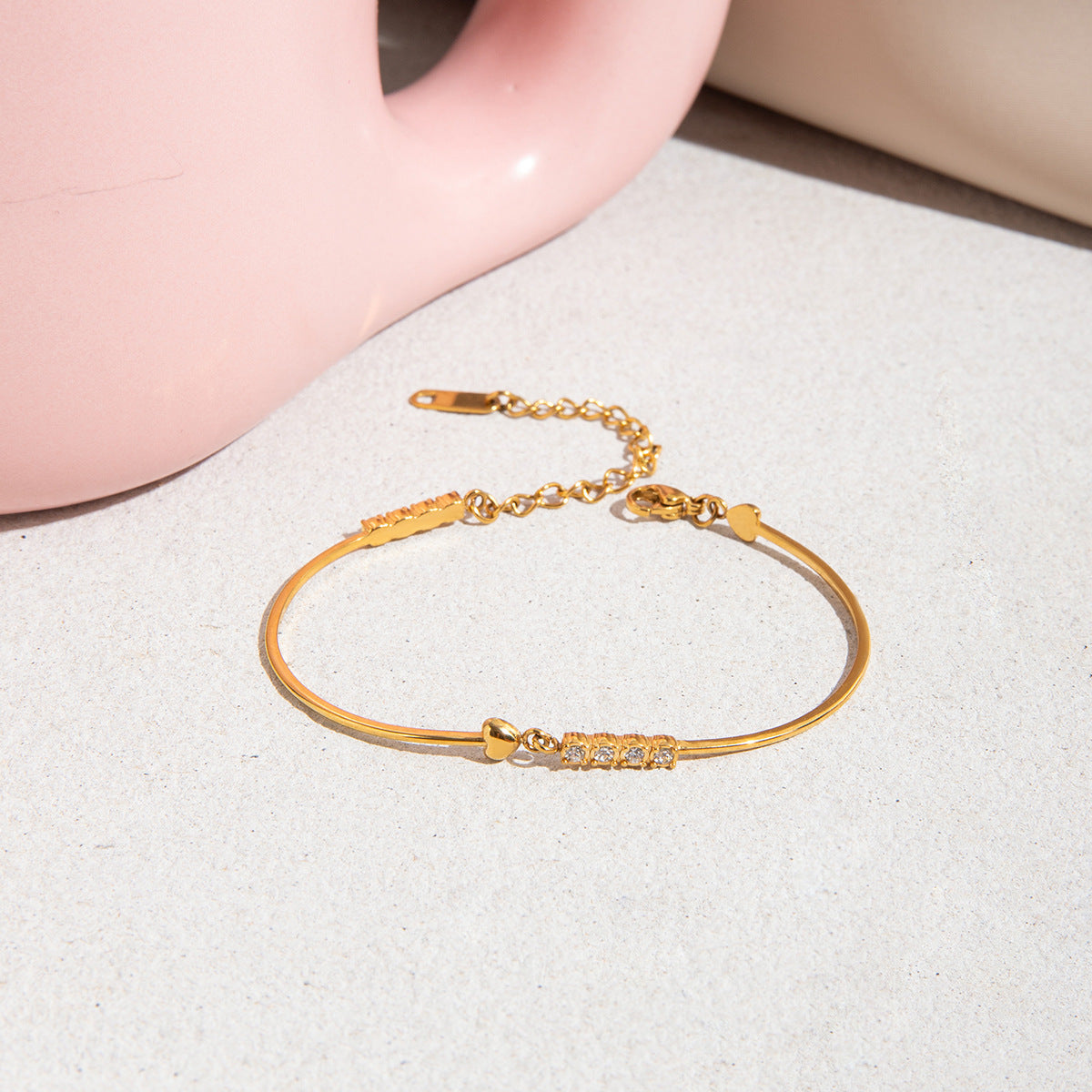 Bracelet jonc fin doré 18 carats avec petit cœur et zircons scintillants, chaîne ajustable, fermoir mousqueton.