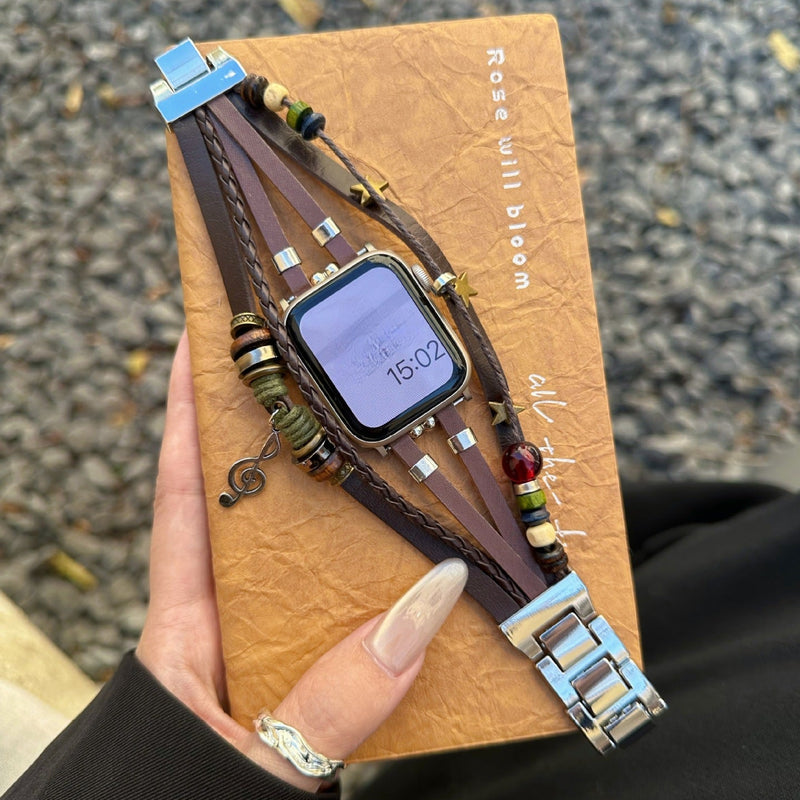 Bracelet Apple Watch en simili cuir vegan marron tressé, perles colorées et pendentif musical, fermoir acier argenté, style.