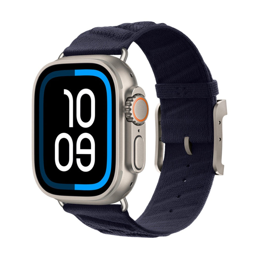 Montre Apple avec boîtier argenté et bracelet bleu marine en tressage respirant à boucle métal élégante.