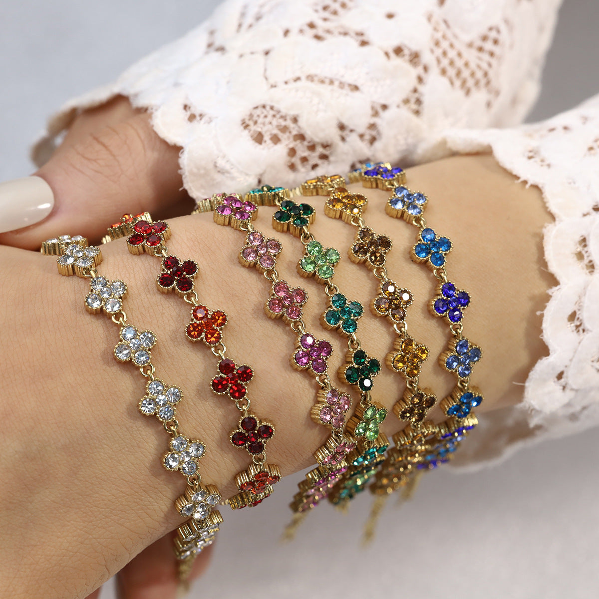 Bracelet en acier inoxydable, motif trèfle orné de cristaux, accessoire féminin ajustable, éclat luxueux, modèle Lisiana