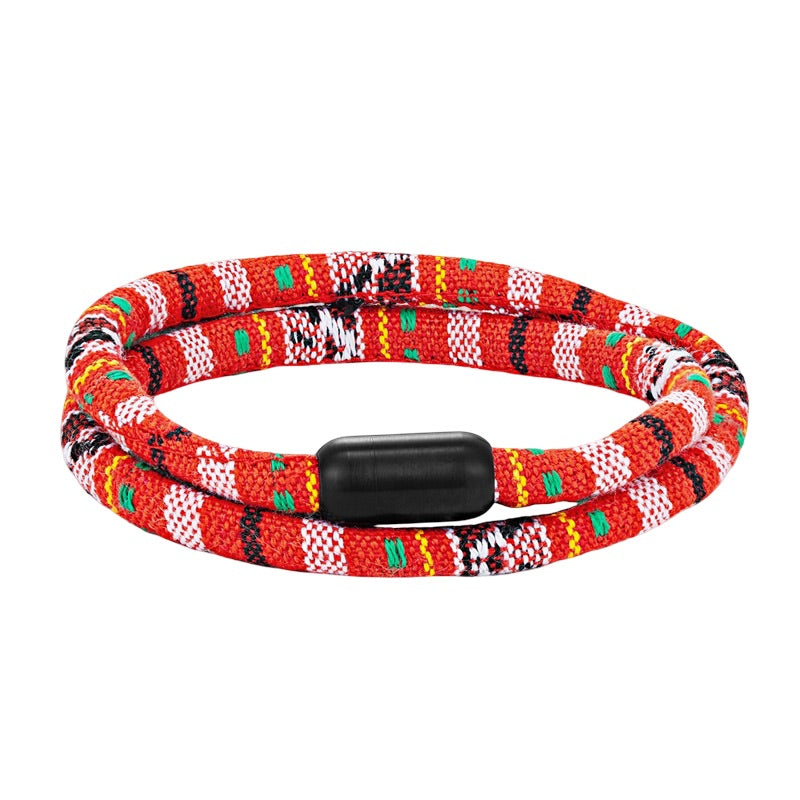 Bracelet cordon double rouge à motifs bohème colorés avec fermoir noir mat pour homme.