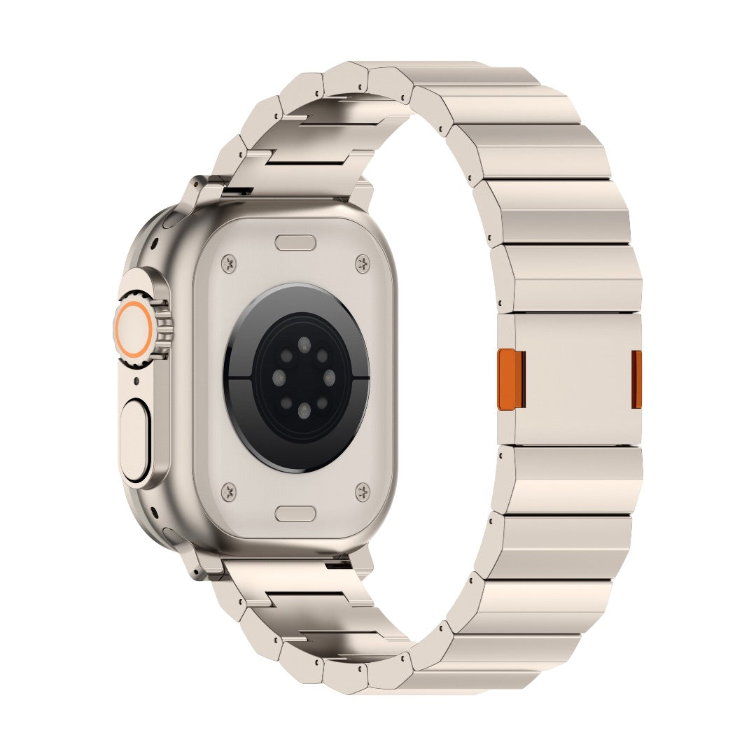 Bracelet Apple Watch en titane gris clair, maillons larges, fermoir magnétique orange, design épuré et moderne.