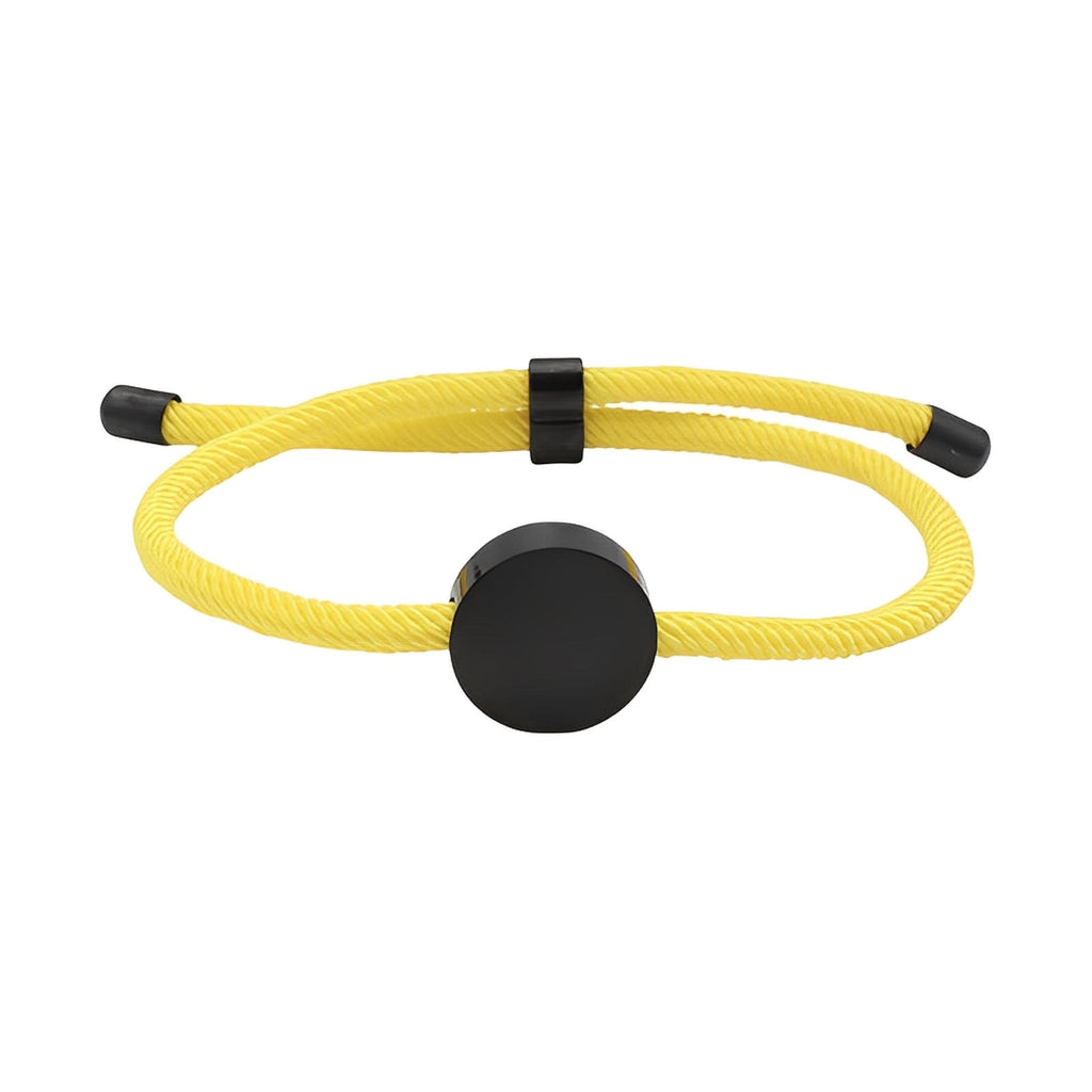 Bracelet cordon jaune avec médaillon rond en acier inoxydable noir, fermoir coulissant noir.
