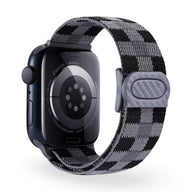 Bracelet Apple Watch en nylon noir à carreaux gris, style ajustable avec boucle en plastique gris.