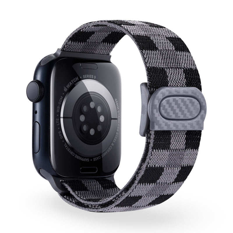 Bracelet Apple Watch en nylon noir à carreaux gris, style ajustable avec boucle en plastique gris.