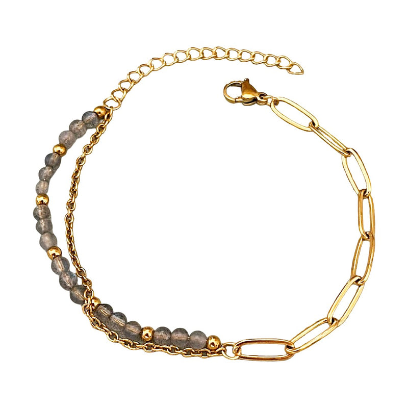 Bracelet double rang avec perles grises en pierres naturelles et chaîne dorée fine, fermoir mousqueton.