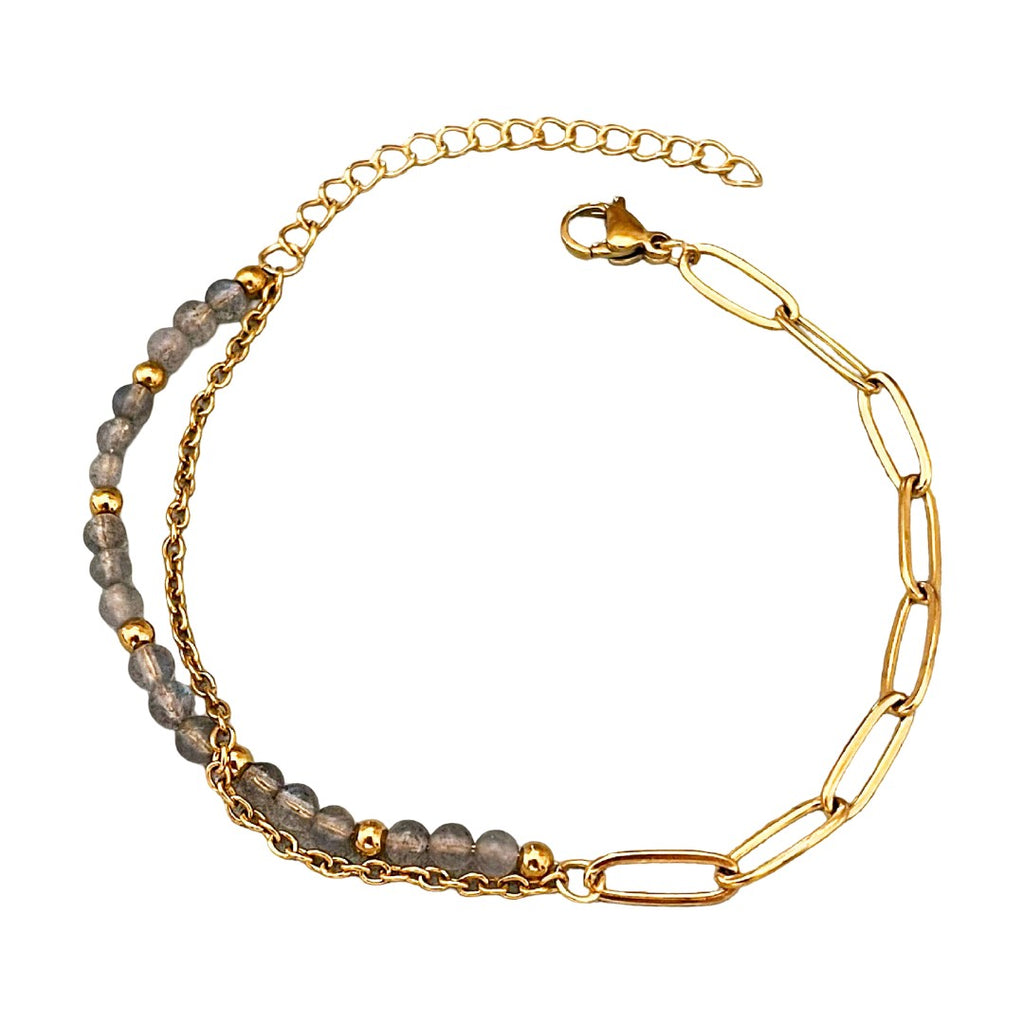 Bracelet double rang avec perles grises en pierres naturelles et chaîne dorée fine, fermoir mousqueton.