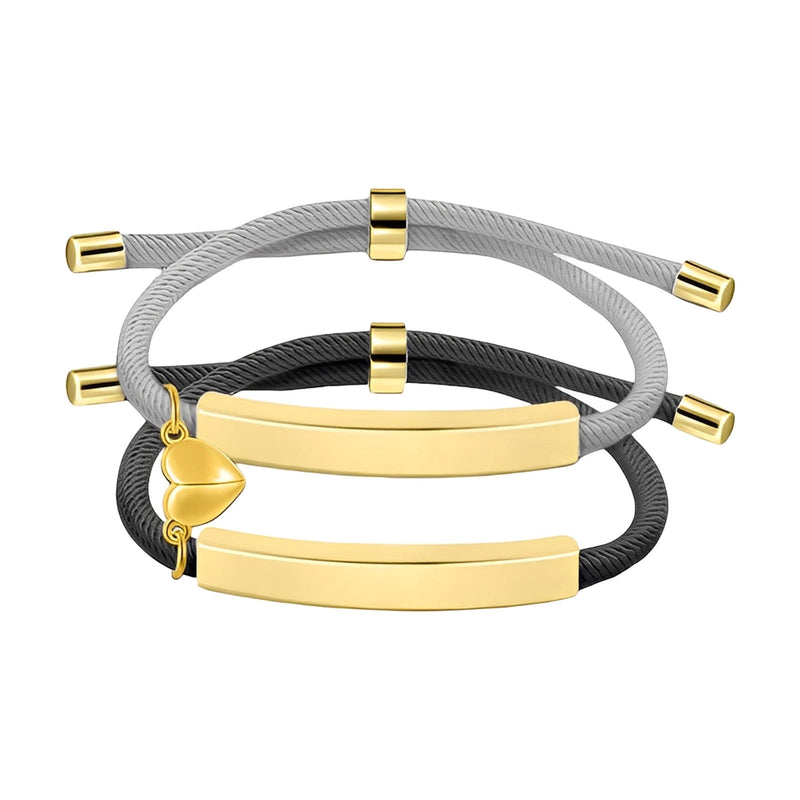 Bracelet couple en corde grise et noire avec plaques gravables en acier inoxydable doré et cœur aimanté doré pendant sur le.