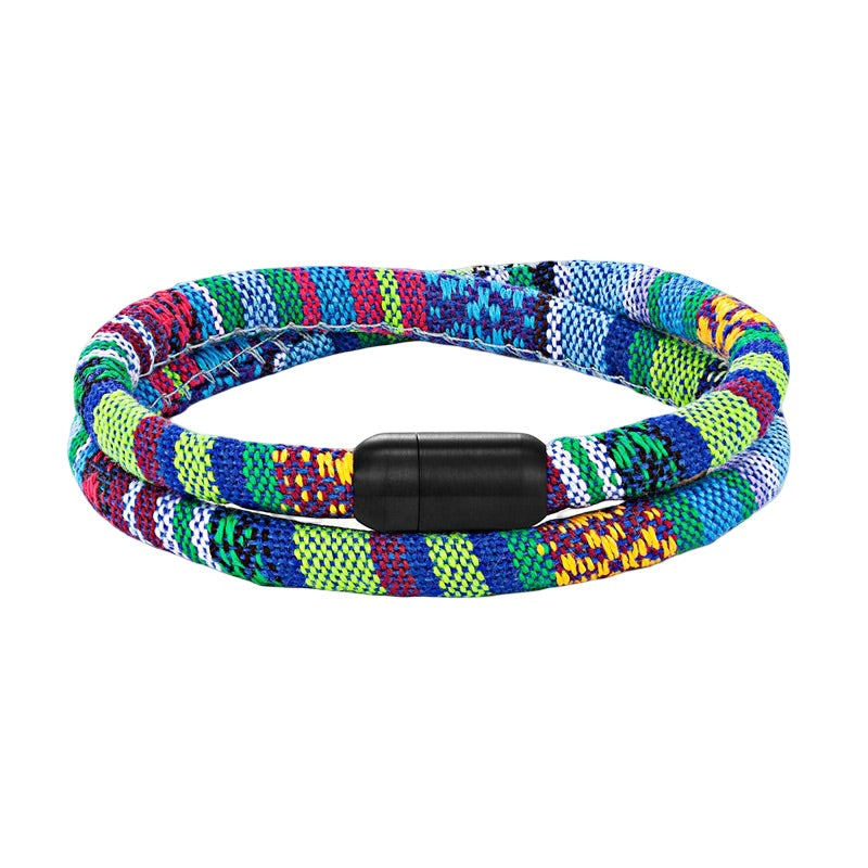 Bracelet cordon double coloré avec motifs bohèmes tissés, fermoir noir mat, style homme.