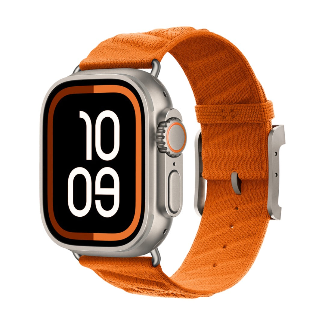 Montre Apple Watch avec bracelet orange en tissu tressé respirant et boucle métallique argentée.