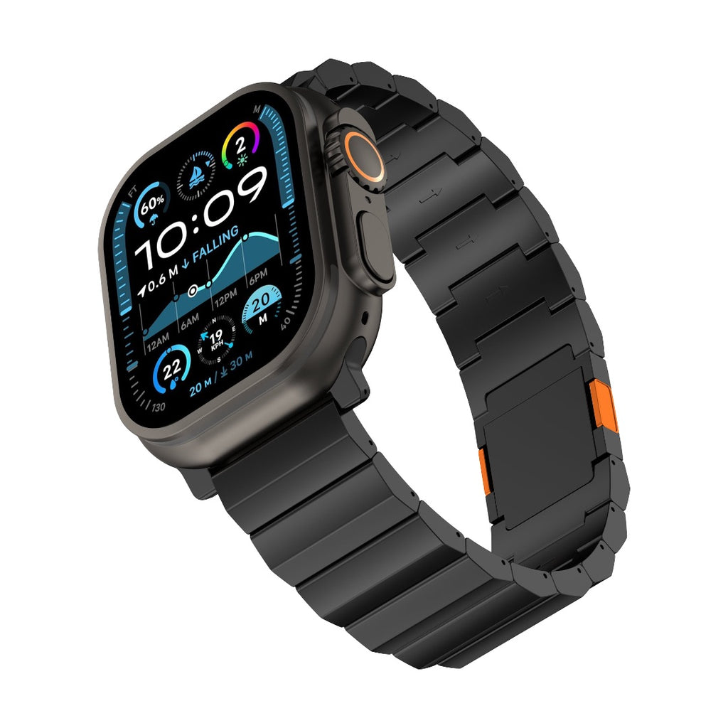 Bracelet Apple Watch en titane noir mat avec maillons larges et fermeture magnétique sécurisée orange, design moderne et.