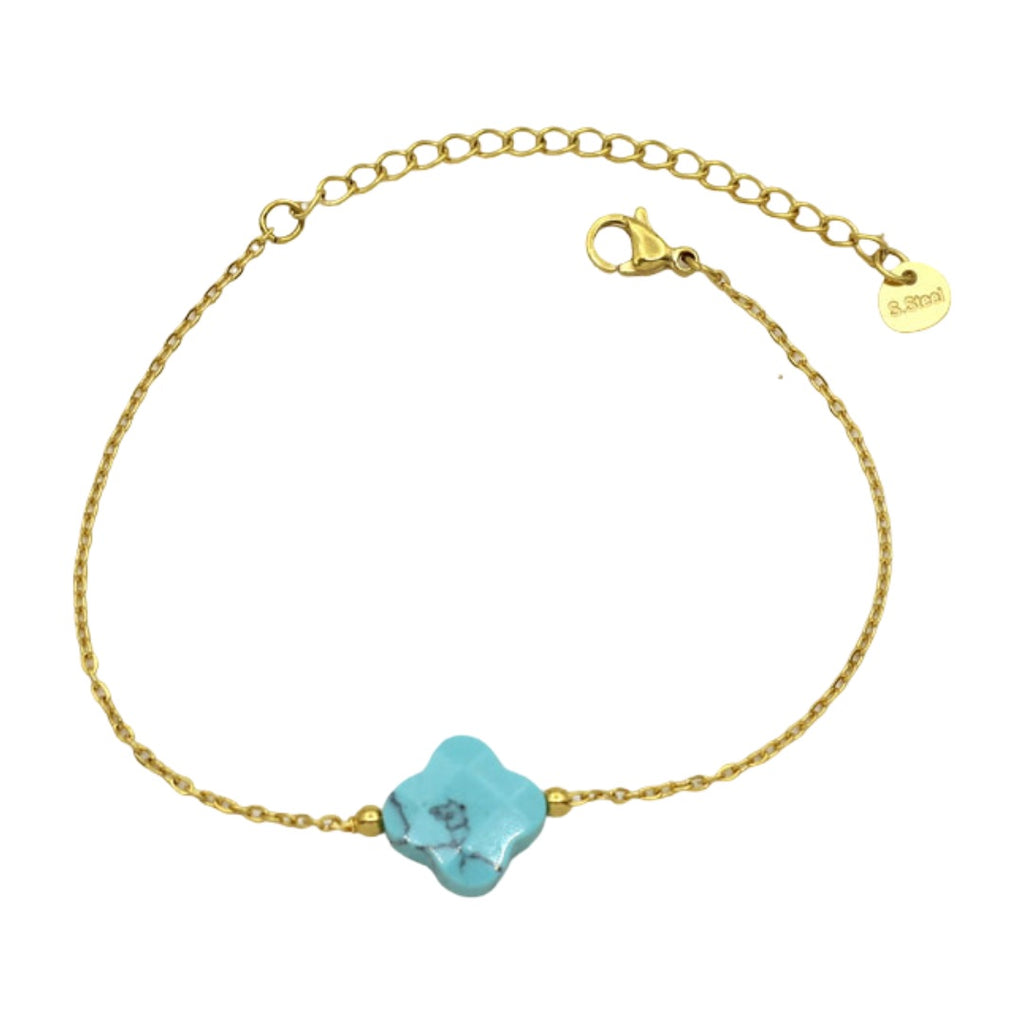 Bracelet fin doré avec chaîne réglable et pendentif trèfle en pierre bleue naturelle.