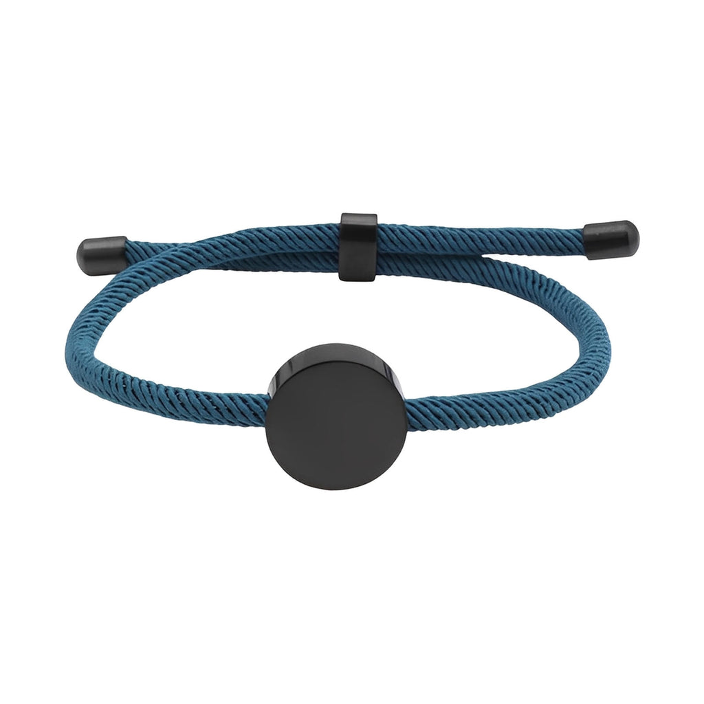 Bracelet cordon bleu marine avec médaillon rond en acier inoxydable noir, style minimaliste et ajustable.