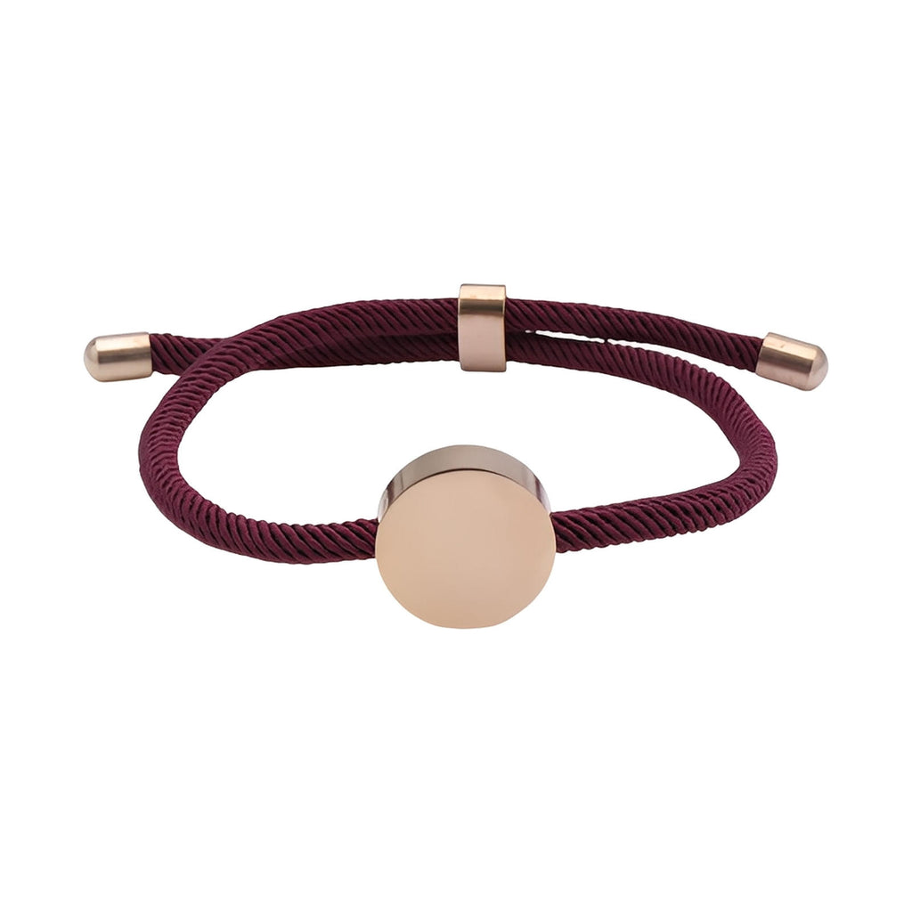 Bracelet cordon bordeaux avec médaillon rond en acier inoxydable doré, design minimaliste ajustable.
