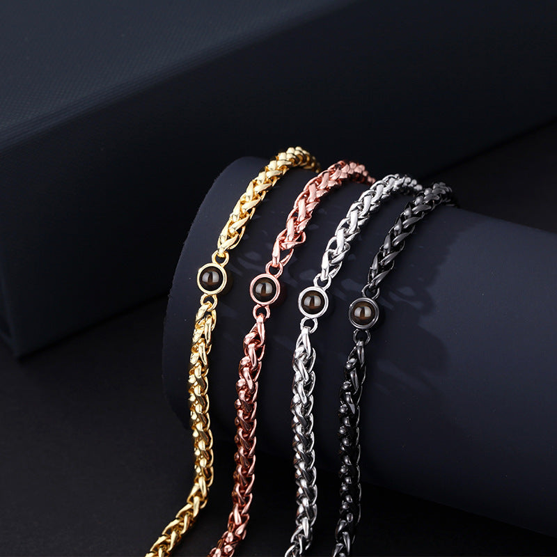 Bracelet tressé en acier inoxydable couleur or, cuivre et argent avec fermoir réglable et cercle central personnalisable.