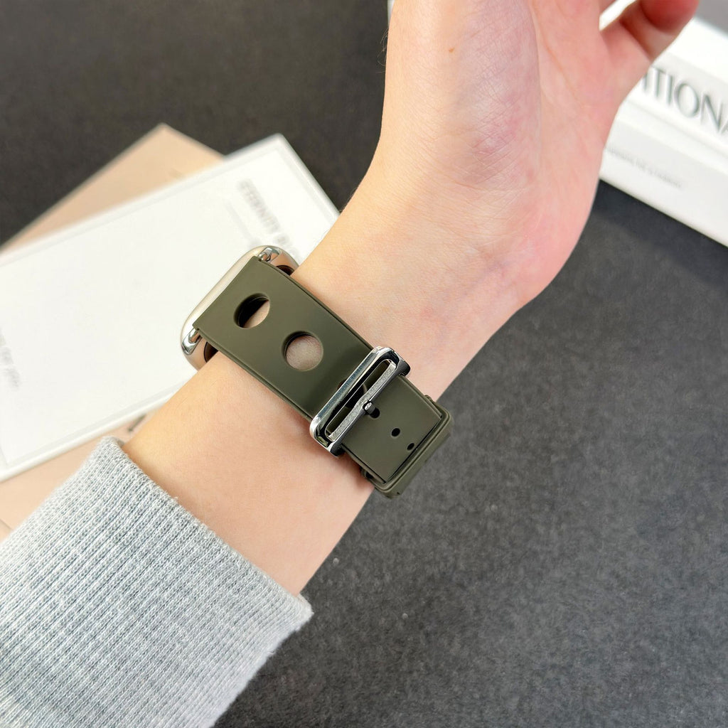 Bracelet Apple Watch vert olive en silicone perforé avec fermoir en acier inoxydable brillant.