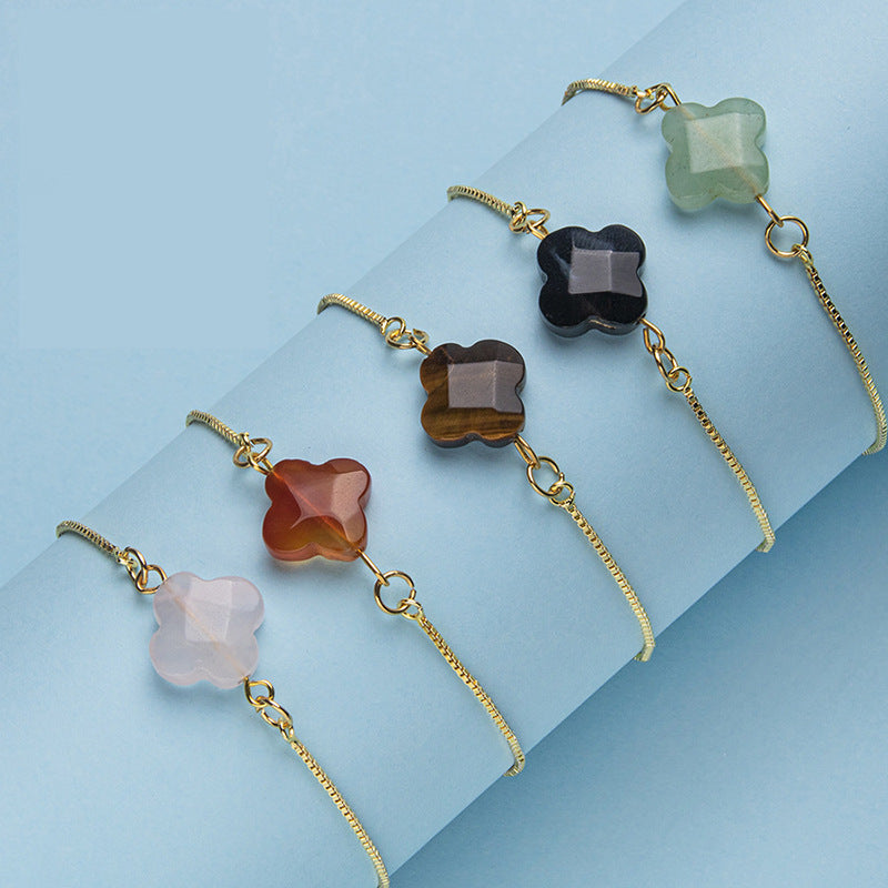 Bracelets à cordon doré avec pendentifs en pierre naturelle taillée en trèfle, couleurs rose, rouge, brun, noir et vert.