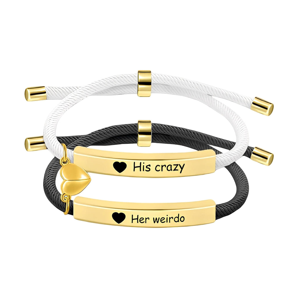 Bracelets couple corde blanc et noir avec plaques dorées gravées et cœur aimanté doré suspendu.