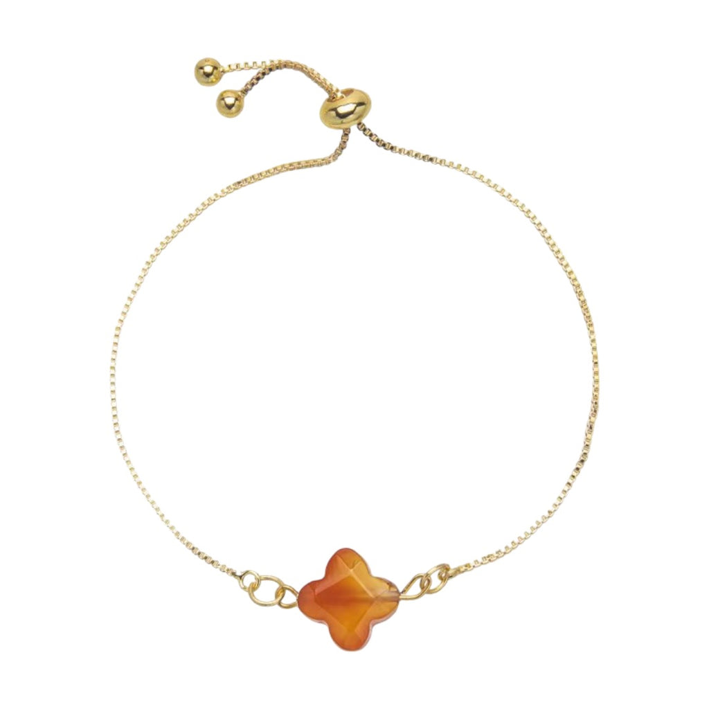 Bracelet doré à cordon fin avec pierre naturelle taillée en trèfle orange au centre et fermoir coulissant.