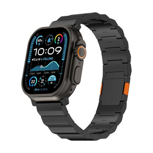 Bracelet Apple Watch en titane gris foncé, maillons larges, fermeture magnétique sécurisée, design moderne et robuste.