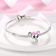 Bracelet argenté avec charm éléphanteau détaillé en rose et noir.