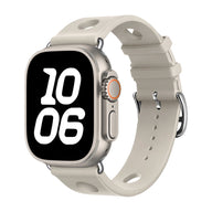 Bracelet Apple Watch en silicone beige clair perforé, fermoir acier inox poli, design respirant et flexible.